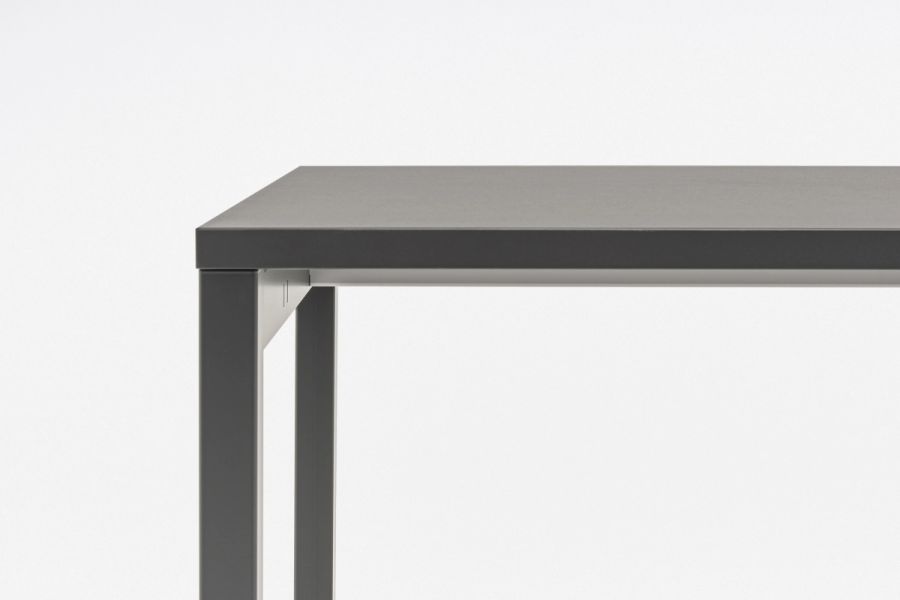 Ogi Y – minimalistický dizajn a charakteristické podnože – obrázok 7