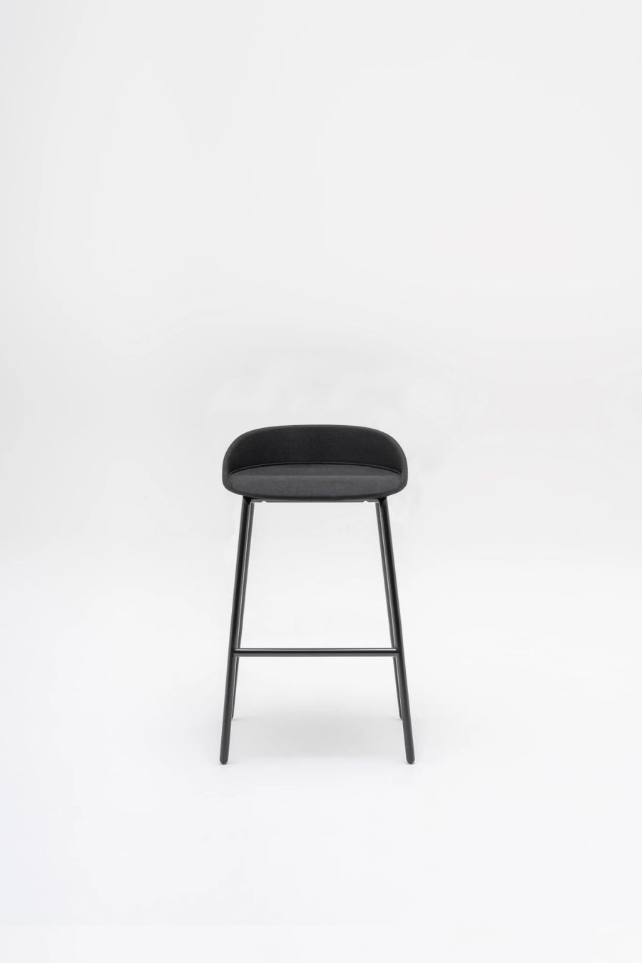 Čierna vysoká stolička Team s čalúneným sedadlom a kovovou podnožou na barové a kancelárske pulty