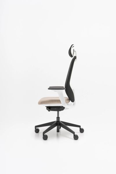 Ergonomická kancelárska stolička Iris s opierkou hlavy a podrúčkami v bočnom pohľade
