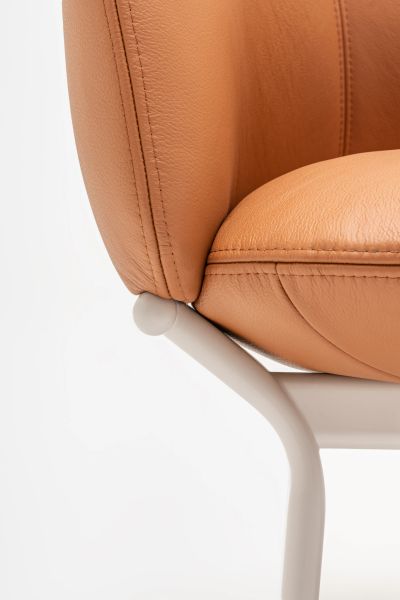Detail koženého čalúnenia a bielej kovovej konštrukcie lounge pohovky Grace