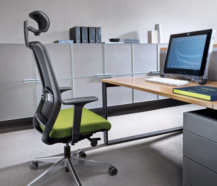 Ergonomická kancelárska stolička Veris Net pri pracovnom stole s počítačom v modernom office