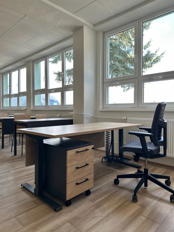 Moderná učebňa v Spišskej Novej Vsi s drevenými stolmi a ergonomickými stoličkami