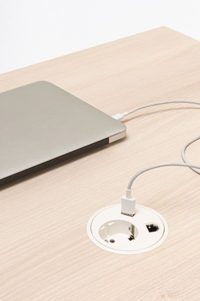 Ogi Y – minimalistický dizajn a charakteristické podnože – obrázok 10