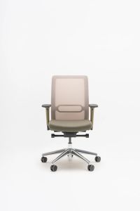 Ergonomická kancelárska stolička Leo s nastaviteľnými opierkami a sieťovaným operadlom na kolieskach