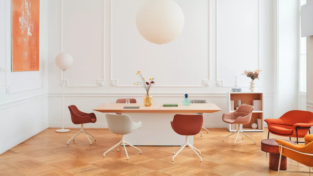 Štýlové rokovanie so stolom Gravity a stoličkami Baltic