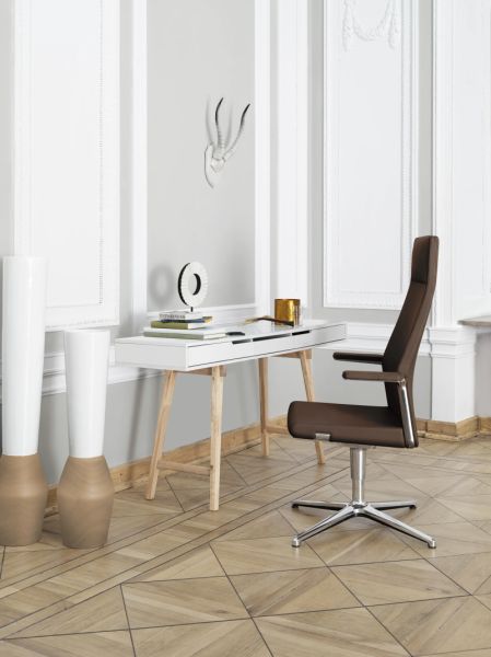 Hnedé kancelárske kreslo MyTurn pri bielom písacom stole v elegantnej modernej pracovni