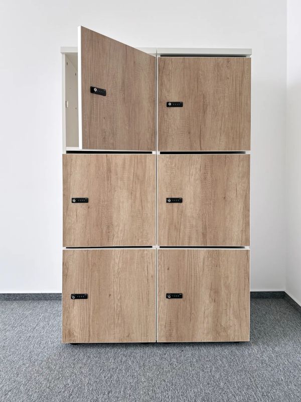 Drevené skrinky locker v Banskej Bystrici, jedna horná skrinka je otvorená