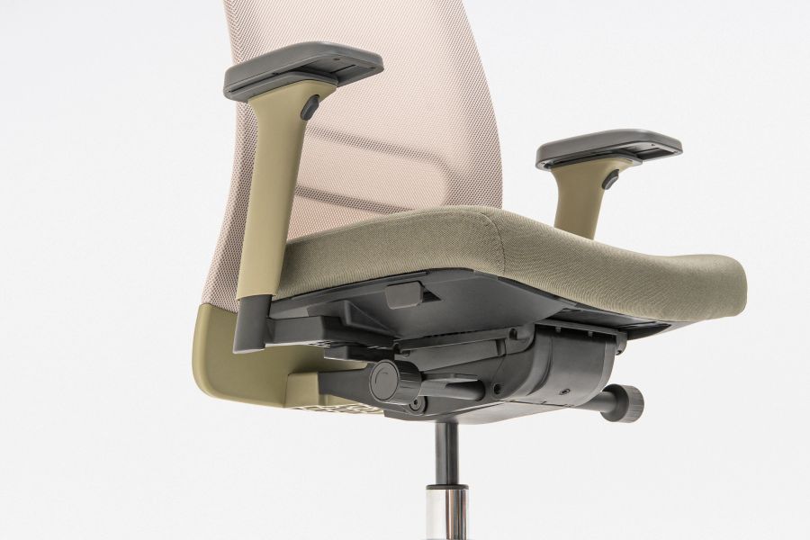 Detail ergonomickej kancelárskej stoličky Leo s nastaviteľnými podrúčkami a mechanikou sedadla