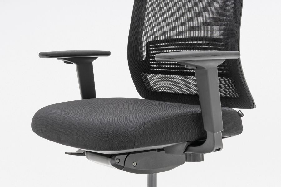 Detail ergonomickej kancelárskej stoličky Apex s nastaviteľnými podrúčkami a sieťovaným operadlom