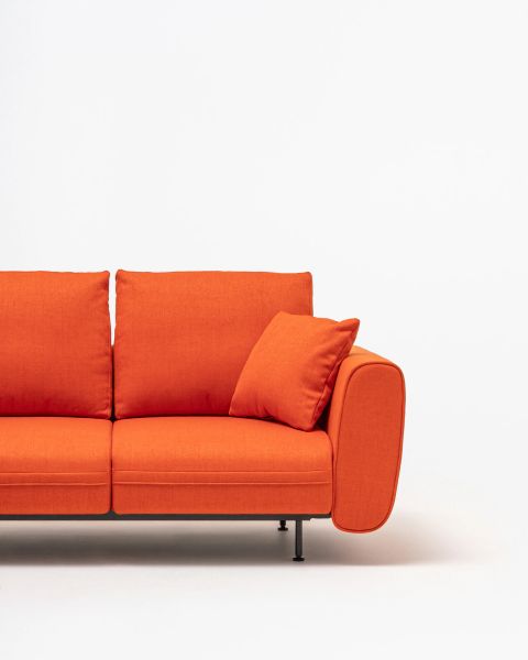 Oranžová dizajnová sedačka Lotus s vankúšom na kovových nohách v minimalistickom interiéri