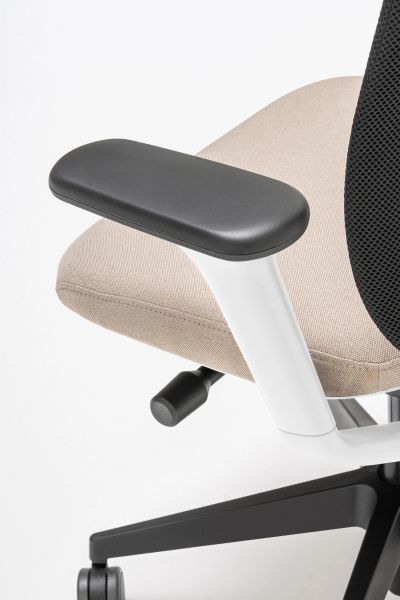 Detail ergonomickej kancelárskej stoličky Iris s béžovým sedákom a nastaviteľnou opierkou rúk