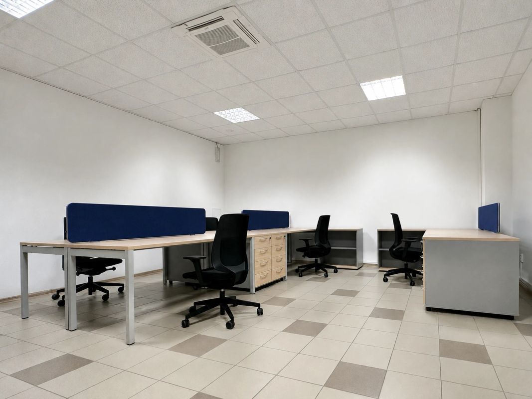 Kancelária konštruktérov v Spišskej Novej Vsi s Ogi Y stolmi, Twin paravánmi, Basic kontajnermi a stoličkami LightUp 250