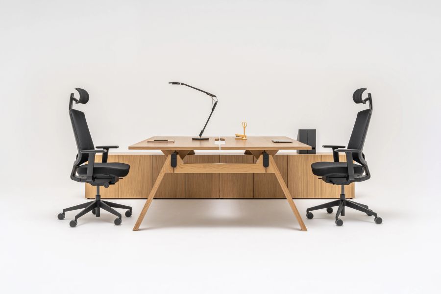 Dvojité pracovné miesto Viga s dreveným stolom a dvoma čiernymi ergonomickými stoličkami v minimalistickej kancelárii