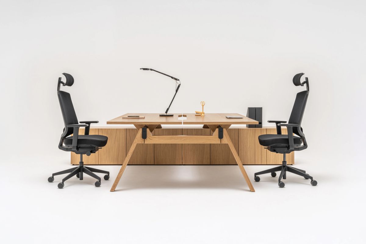 Dvojité pracovné miesto Viga s dreveným stolom a dvoma čiernymi ergonomickými stoličkami v minimalistickej kancelárii