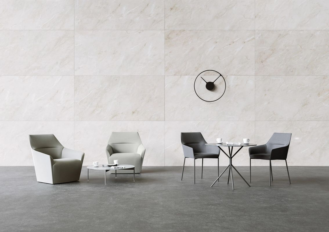 Minimalistické sedenie Chic s dvoma kreslami, stolíkmi a nástennými hodinami v elegantnom interiéri