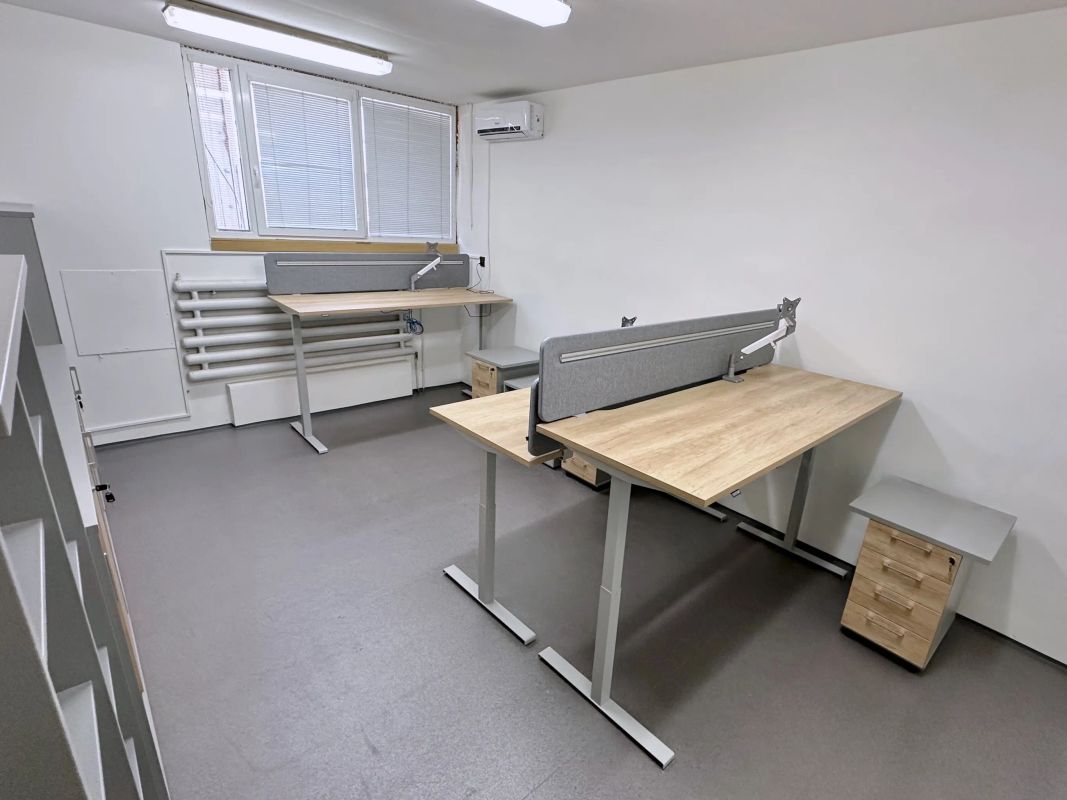 Levice pracovisko technikov so stolmi Ogi Drive, paravánmi Twin a kontajnermi Standard v svetlej kancelárii