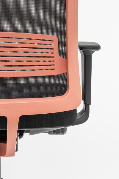 Detail ergonomickej kancelárskej stoličky Apex s priedušnou opierkou chrbta a nastaviteľnou opierkou rúk