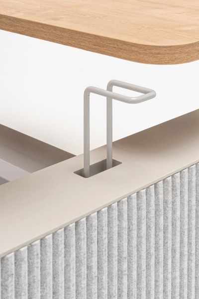 Detail Ogi Drive Bench s drevenou doskou, filcovým panelom a kovovým držiakom na kabeláž