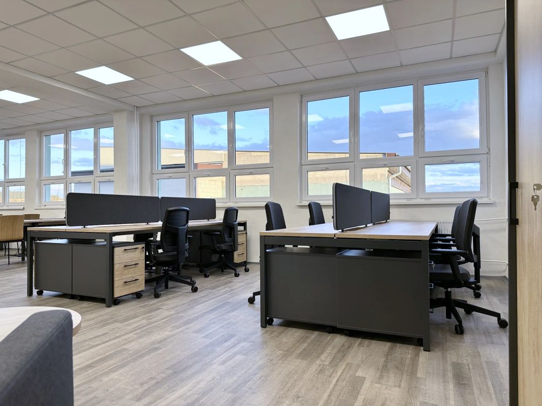 Open space kancelária s dvojstolmi Ogi Y, paravánmi Sonic, kontajnermi Standard a stoličkami Raya