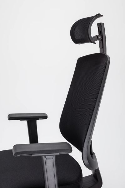 Detail ergonomickej kancelárskej stoličky Sava s nastaviteľnými opierkami rúk a hlavovou opierkou