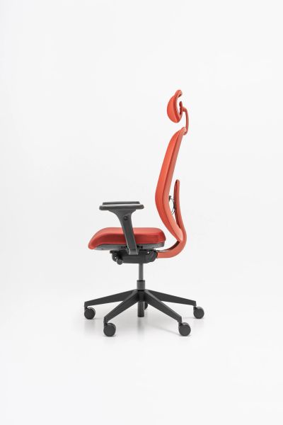 Bočný pohľad na červenú ergonomickú kancelársku stoličku Ollie s opierkou hlavy a nastaviteľnými podrúčkami