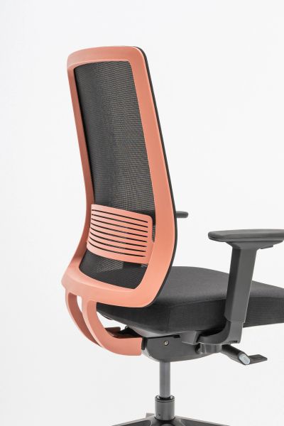 Kancelárska stolička Apex s ergonomickou bedrovou oporou a sieťovaným operadlom v ružovooranžovom ráme