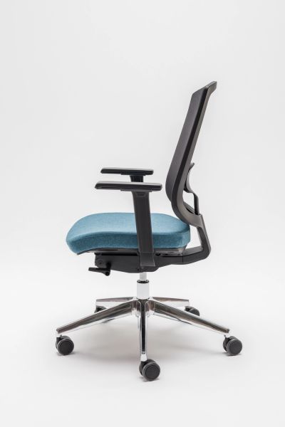 Ergonomická kancelárska stolička Sava s modrým sedákom, nastaviteľnými opierkami a chrómovou podnožou