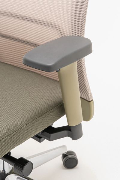 Detail ergonomickej kancelárskej stoličky Leo s nastaviteľnou opierkou rúk a sieťovaným operadlom