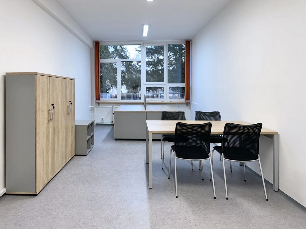 Kancelária Poprad s Ogi V stolmi, Sun H stoličkami, paravánmi Twin a skrinkami Basic v svetlom interiéri