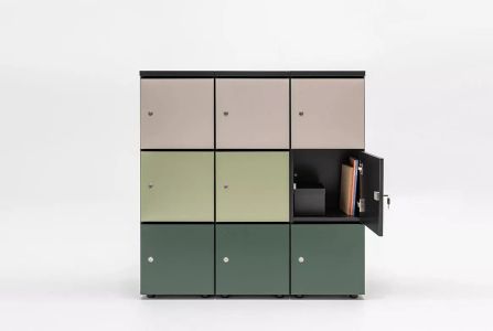 Modulárny locker systém s deviatimi uzamykateľnými skrinkami v neutrálnych a zelených odtieňoch