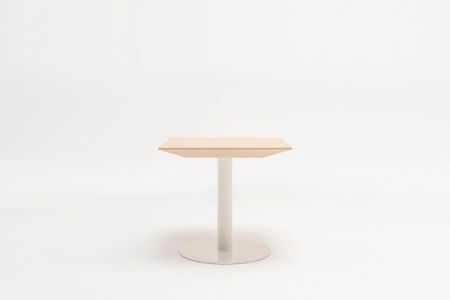 Elegantný dýhovaný stolík Gravity s hranatou doskou a centrálnou kovovou nohou na kruhovej podstave