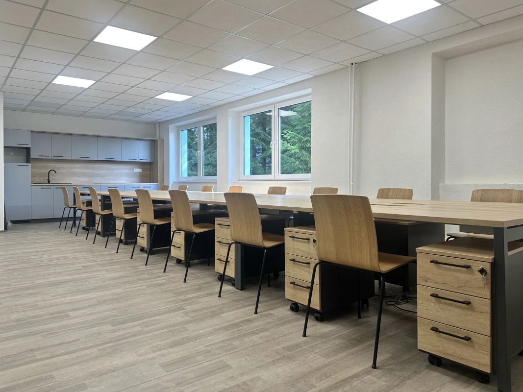Zborovňa v Spišskej Novej Vsi s radom stolov Ogi Y, kontajnermi Basic a stoličkami pri veľkých oknách