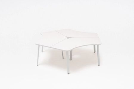 Ogi A – Elegantný trojstôl pre tím a úsporu priestoru