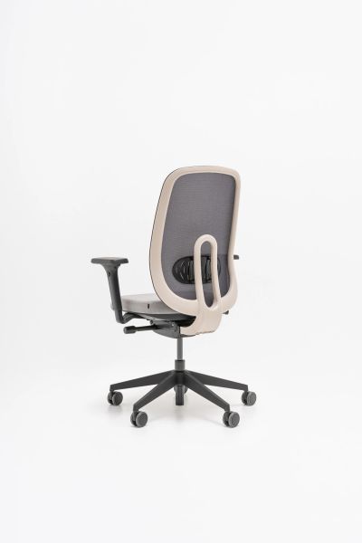 Ergonomická kancelárska stolička Ollie zozadu, sivé čalúnenie, béžový rám a nastaviteľné podrúčky