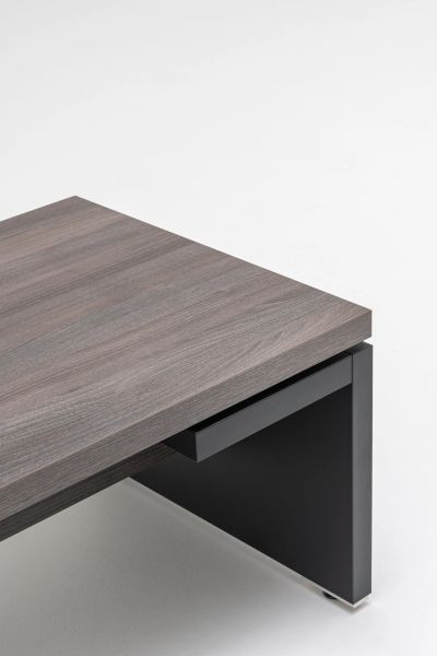Detail rohu konferenčného stolíka Mito s drevenou doskou a čiernou kovovou nohou do kancelárie či lounge zóny