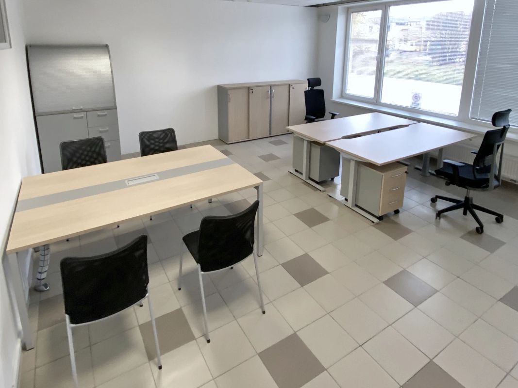 Kancelária konštruktérov v Spišskej Novej Vsi s Ogi Y rokovacím stolom, Ogi Drive stolmi, skrinkami a stoličkami Xenon Net