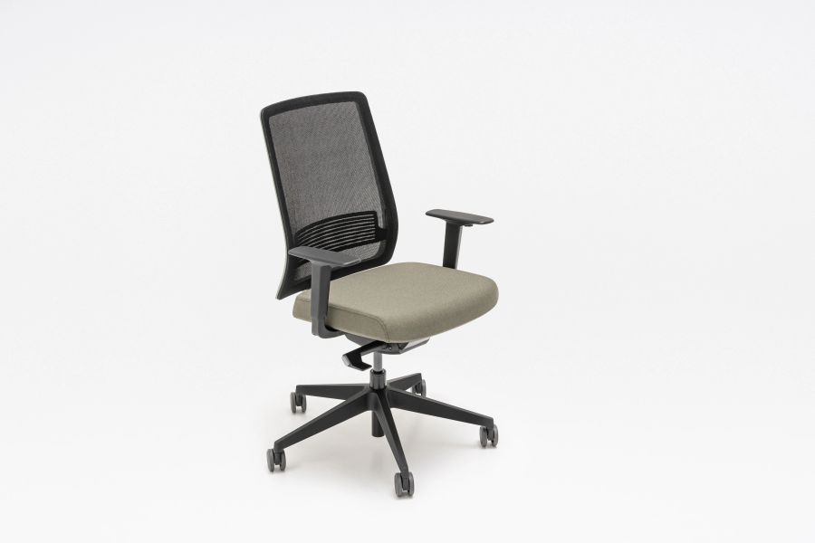 Ergonomická kancelárska stolička Apex s nastaviteľnými opierkami a sieťovaným operadlom na kolieskach