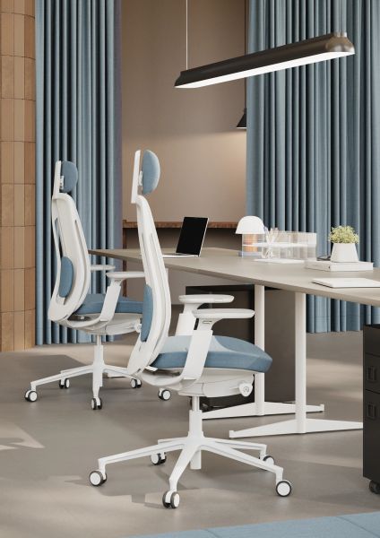 Moderné ergonomické otočné stoličky Pace pri kancelárskom stole v svetlom dizajnovom interiéri