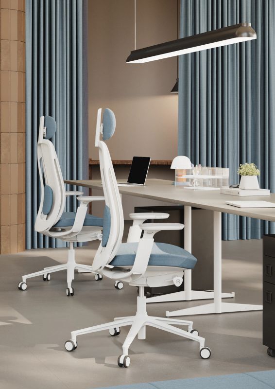 Moderné ergonomické otočné stoličky Pace pri kancelárskom stole v svetlom dizajnovom interiéri