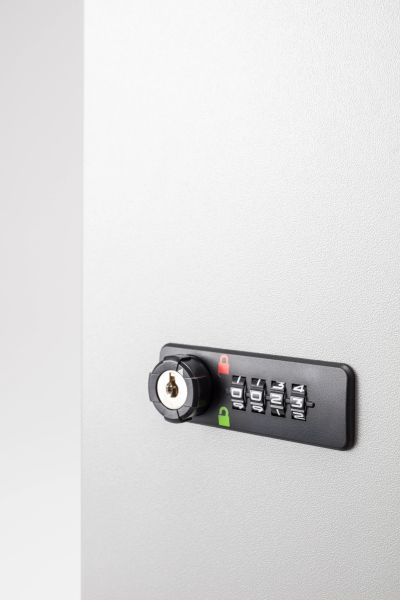 Detail číselného zámku s kľúčovou vložkou na dverách skrinky Locker na uloženie osobných vecí