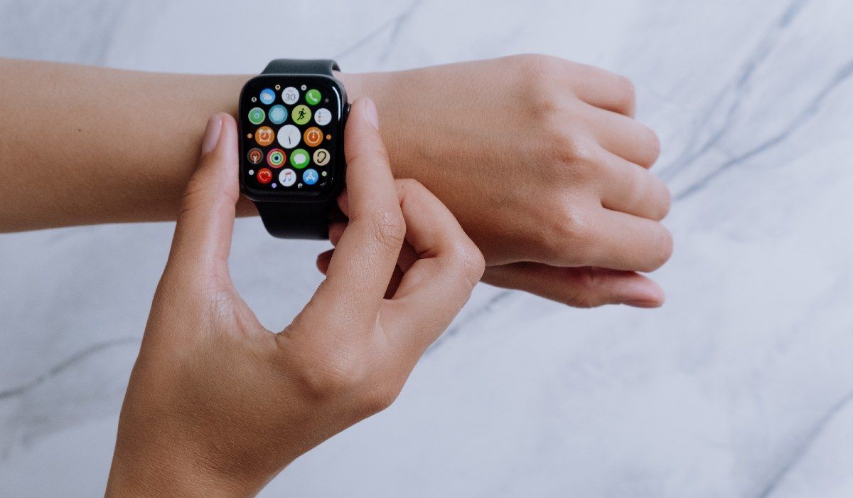Smartwatch ligado em pulso de consumidor