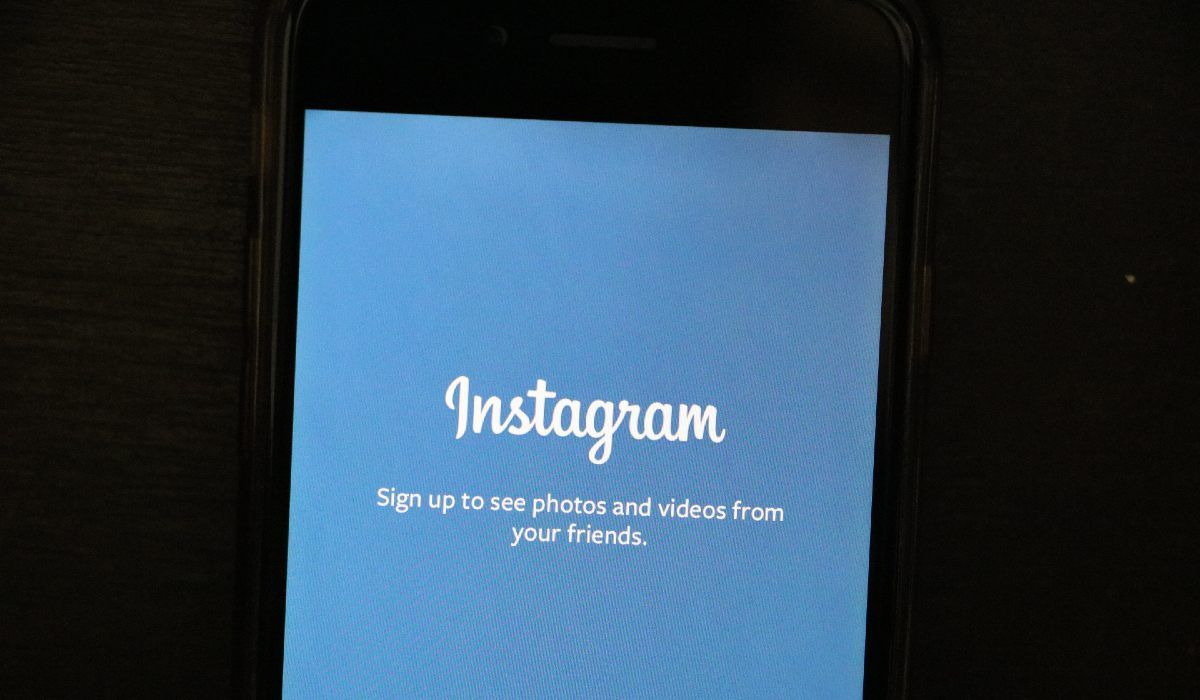 Celular exibe tela de login do Instagram