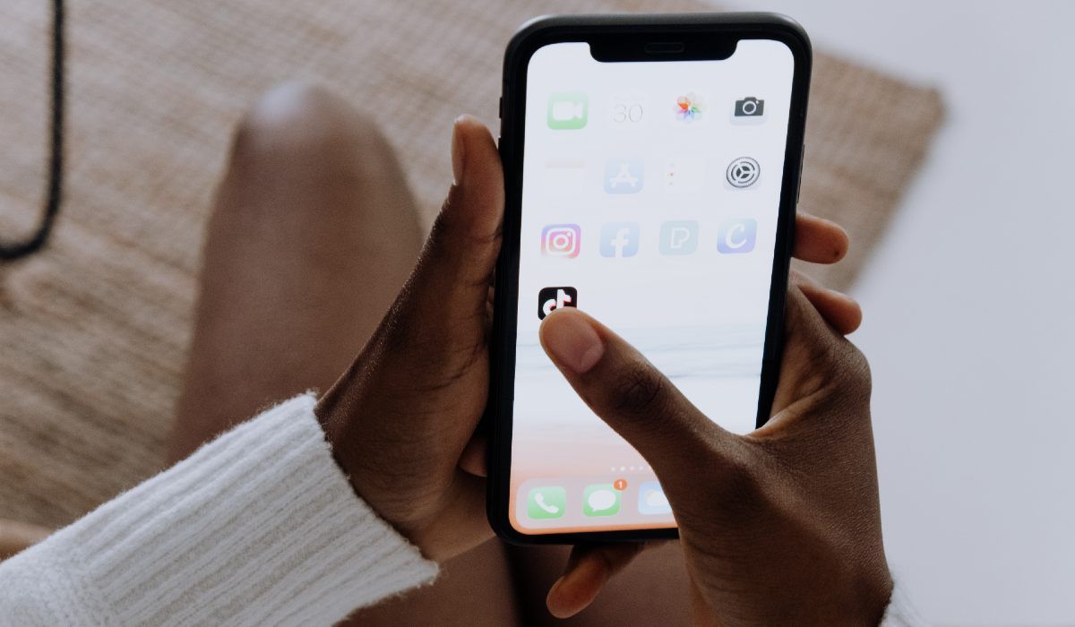 Tela de celular exibe ícones de aplicativos de redes sociais