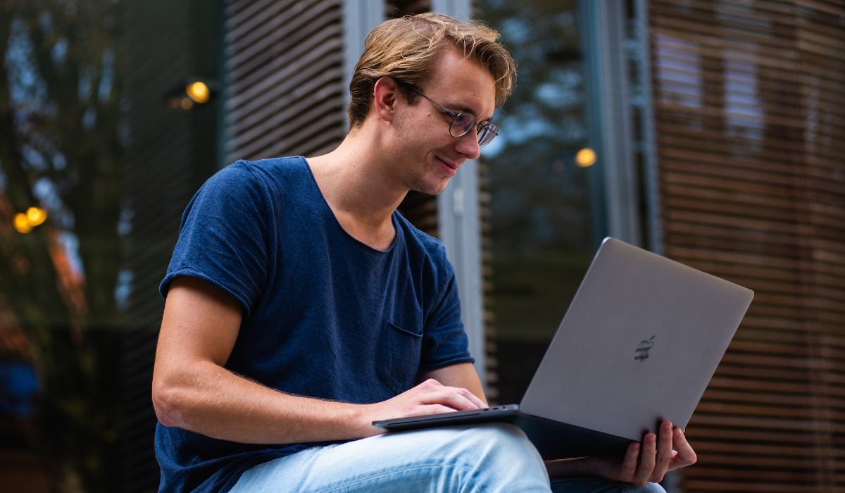 Homem trabalha em notebook
