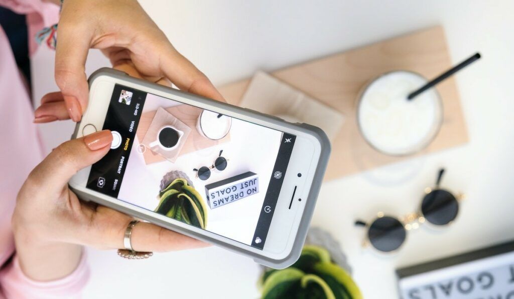 Mulher tira foto de produtos para publicar no Instagram Shopping