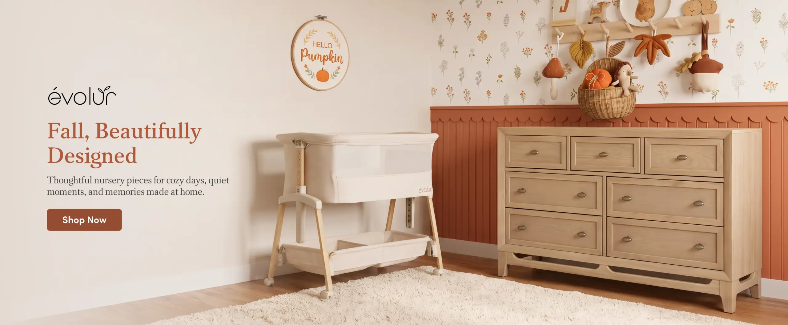 Évolur fall-themed nursery featuring a bassinet, wooden dresser, and autumn decor.