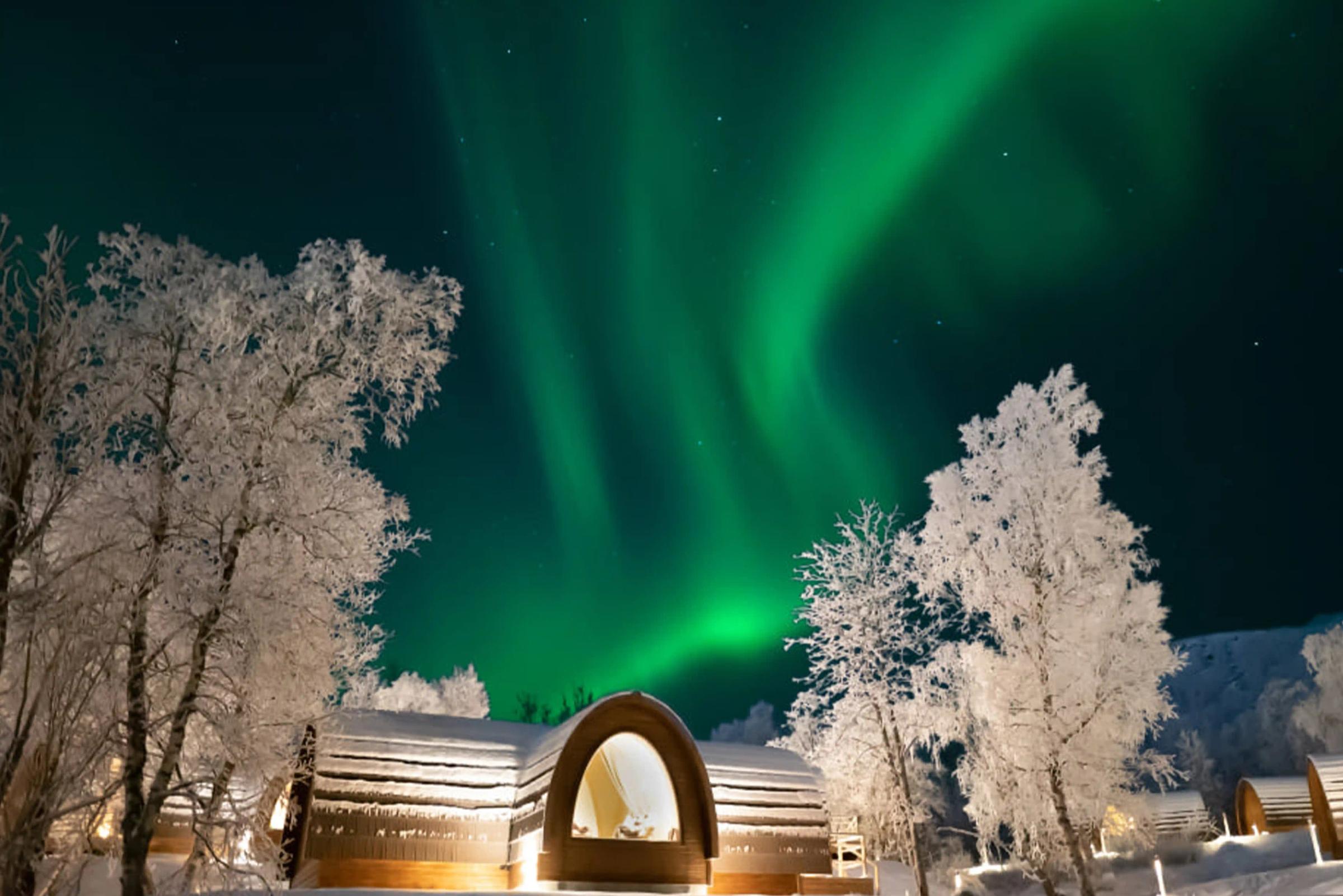 Gamme under nordlyset en vinterkveld i Kirkenes