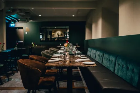 there are many tables and chairs in the restaurant .