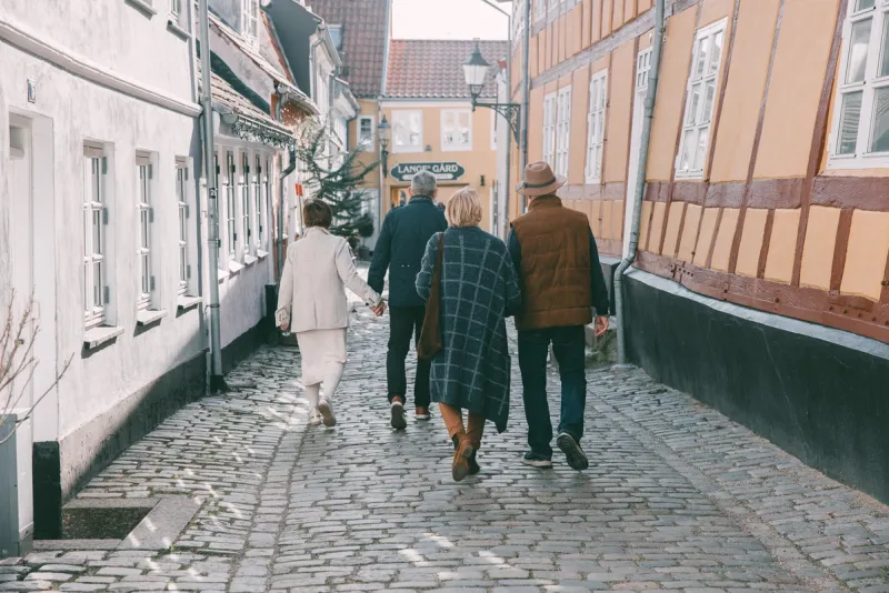 To par på vandring i brosteinsgate.
