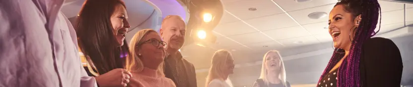 Folk som smiler og hygger seg.